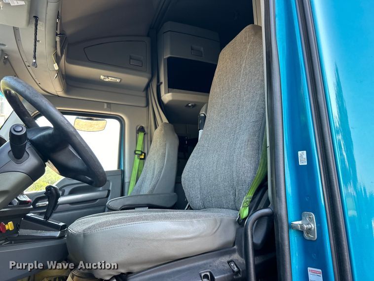 image for item DO6583 2016 Kenworth T680 semi truck