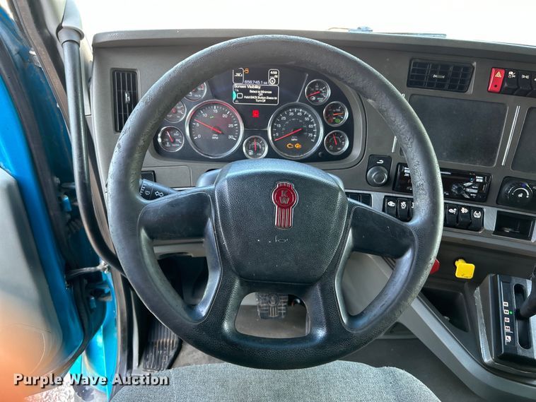 image for item DO6583 2016 Kenworth T680 semi truck