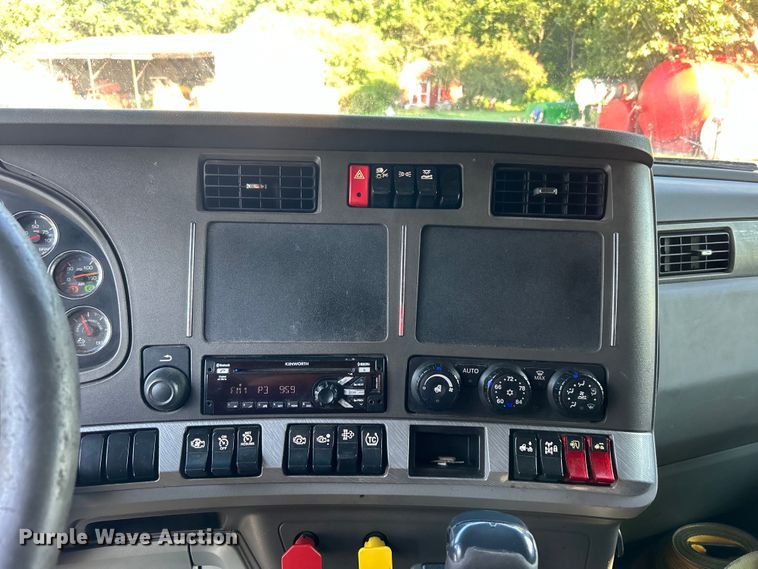 image for item DO6583 2016 Kenworth T680 semi truck