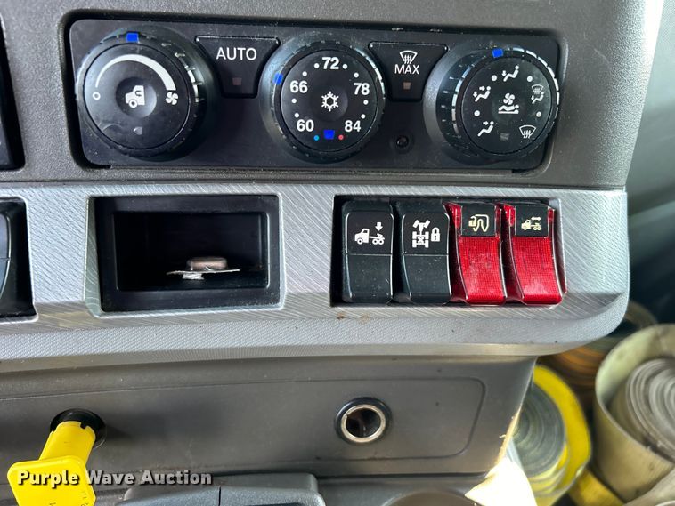 image for item DO6583 2016 Kenworth T680 semi truck