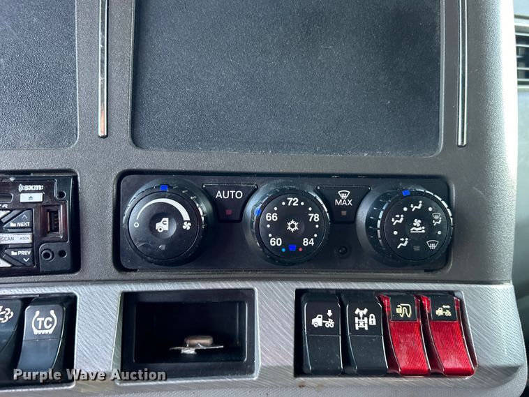 image for item DO6583 2016 Kenworth T680 semi truck