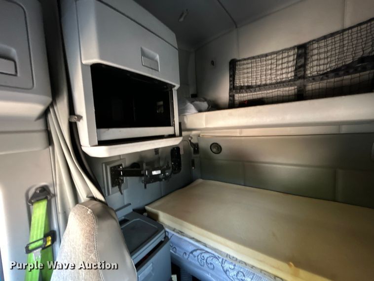 image for item DO6583 2016 Kenworth T680 semi truck