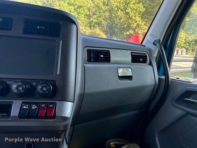 image for item DO6583 2016 Kenworth T680 semi truck