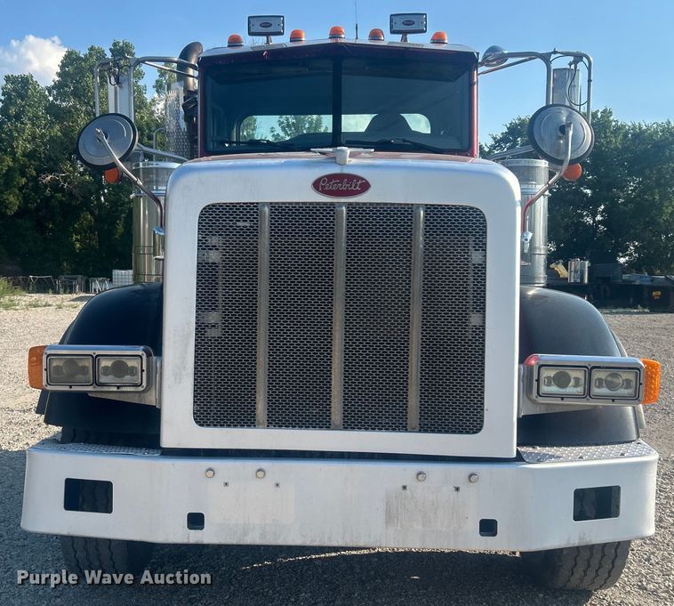 image for item DO6598 2011 Peterbilt  367 truck cab and chassis