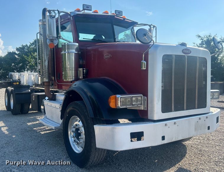 image for item DO6598 2011 Peterbilt  367 truck cab and chassis