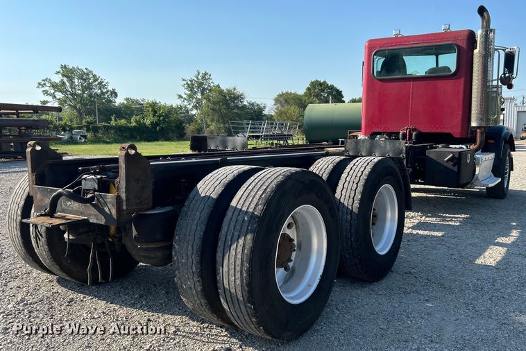 image for item DO6598 2011 Peterbilt  367 truck cab and chassis