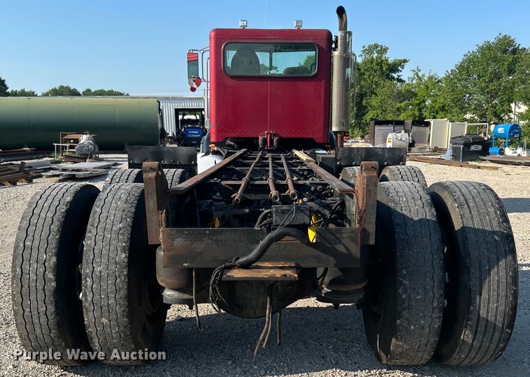 image for item DO6598 2011 Peterbilt  367 truck cab and chassis