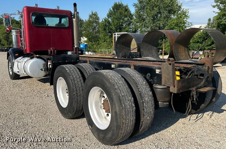 image for item DO6598 2011 Peterbilt  367 truck cab and chassis