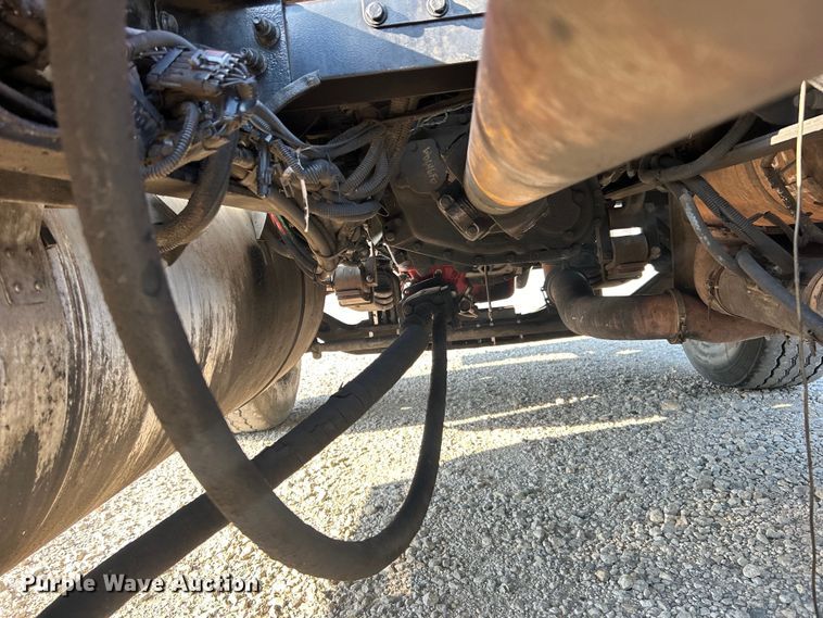 image for item DO6598 2011 Peterbilt  367 truck cab and chassis