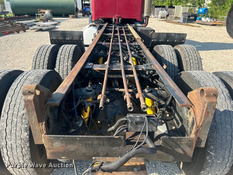 image for item DO6598 2011 Peterbilt  367 truck cab and chassis