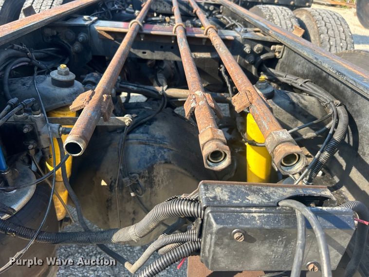 image for item DO6598 2011 Peterbilt  367 truck cab and chassis