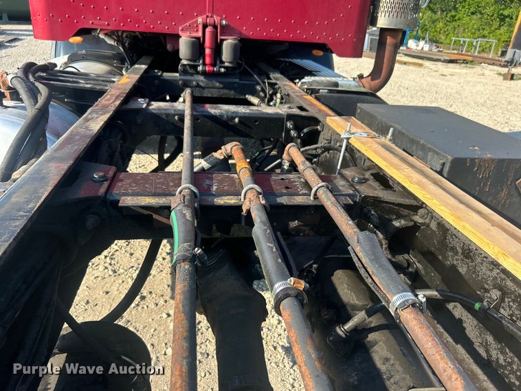 image for item DO6598 2011 Peterbilt  367 truck cab and chassis