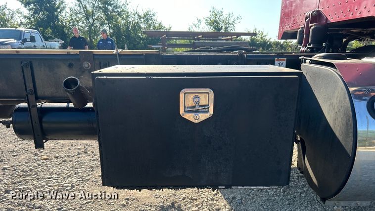 image for item DO6598 2011 Peterbilt  367 truck cab and chassis