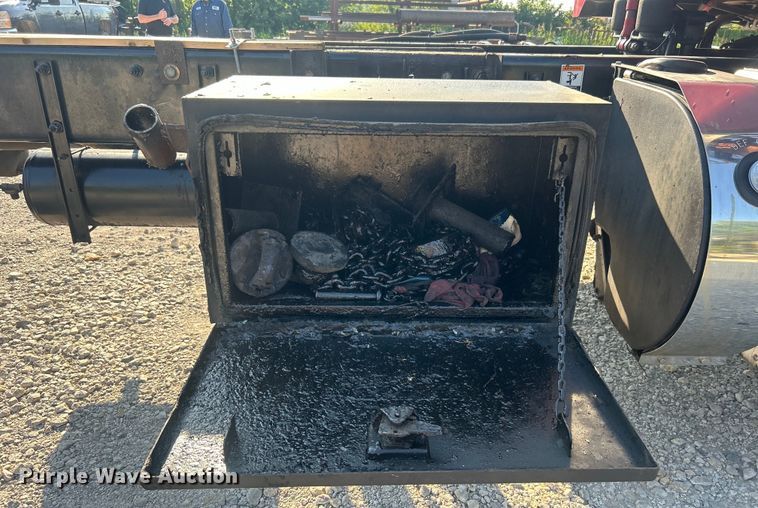 image for item DO6598 2011 Peterbilt  367 truck cab and chassis