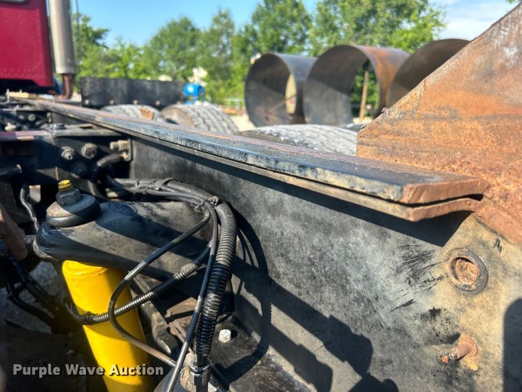 image for item DO6598 2011 Peterbilt  367 truck cab and chassis