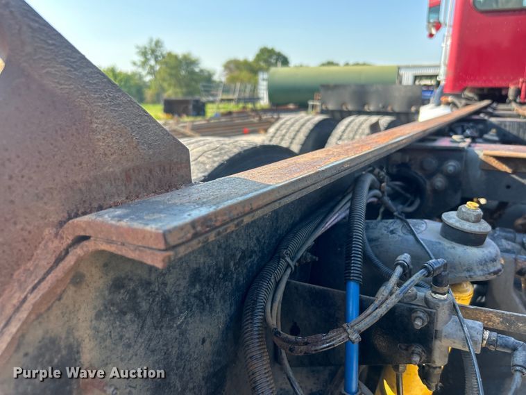 image for item DO6598 2011 Peterbilt  367 truck cab and chassis