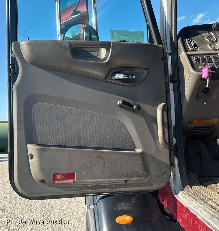 image for item DO6598 2011 Peterbilt  367 truck cab and chassis