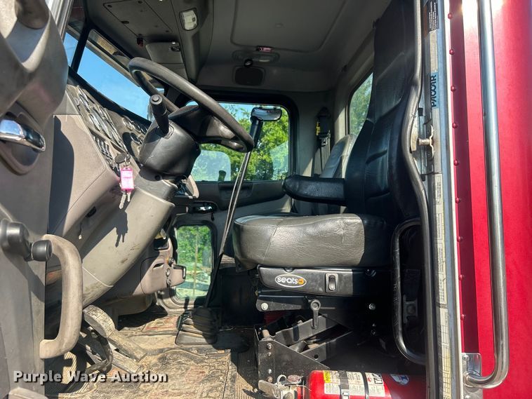 image for item DO6598 2011 Peterbilt  367 truck cab and chassis