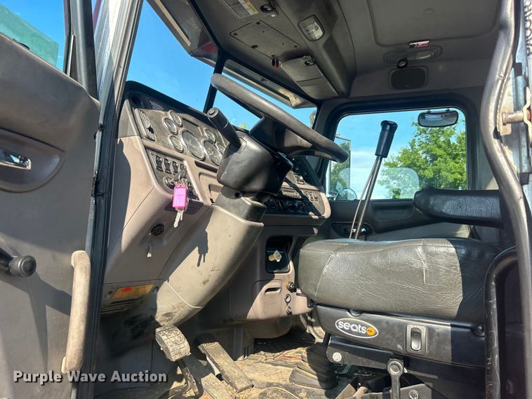 image for item DO6598 2011 Peterbilt  367 truck cab and chassis