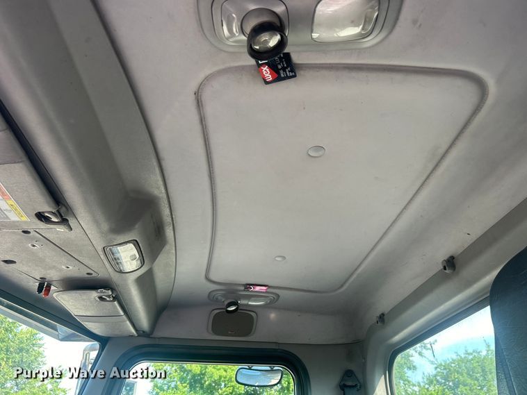 image for item DO6598 2011 Peterbilt  367 truck cab and chassis