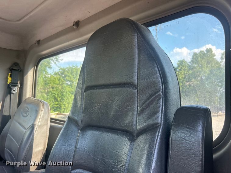 image for item DO6598 2011 Peterbilt  367 truck cab and chassis