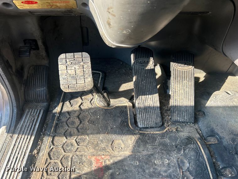 image for item DO6598 2011 Peterbilt  367 truck cab and chassis