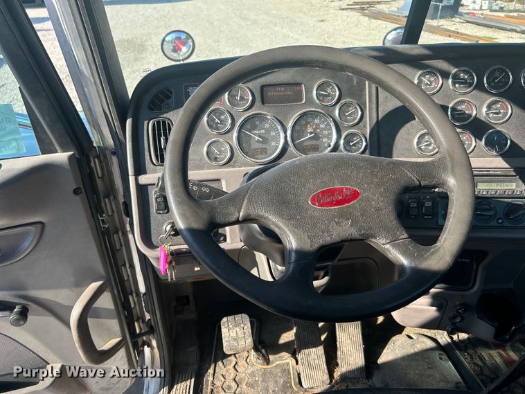 image for item DO6598 2011 Peterbilt  367 truck cab and chassis