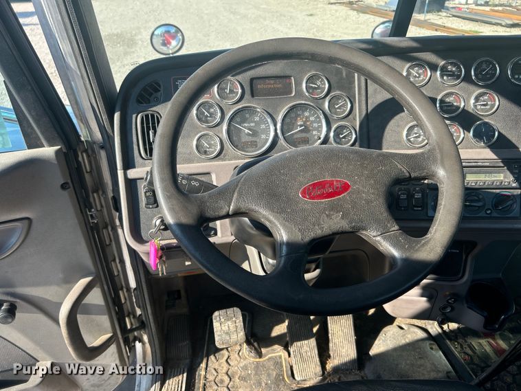 image for item DO6598 2011 Peterbilt  367 truck cab and chassis