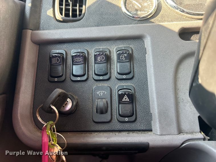 image for item DO6598 2011 Peterbilt  367 truck cab and chassis