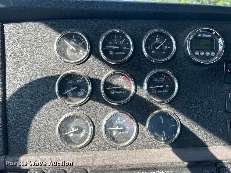 image for item DO6598 2011 Peterbilt  367 truck cab and chassis