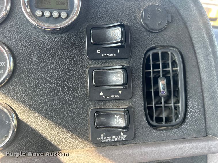 image for item DO6598 2011 Peterbilt  367 truck cab and chassis