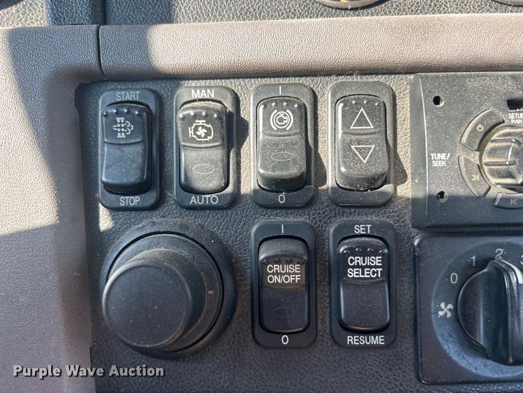 image for item DO6598 2011 Peterbilt  367 truck cab and chassis