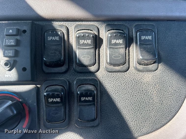 image for item DO6598 2011 Peterbilt  367 truck cab and chassis