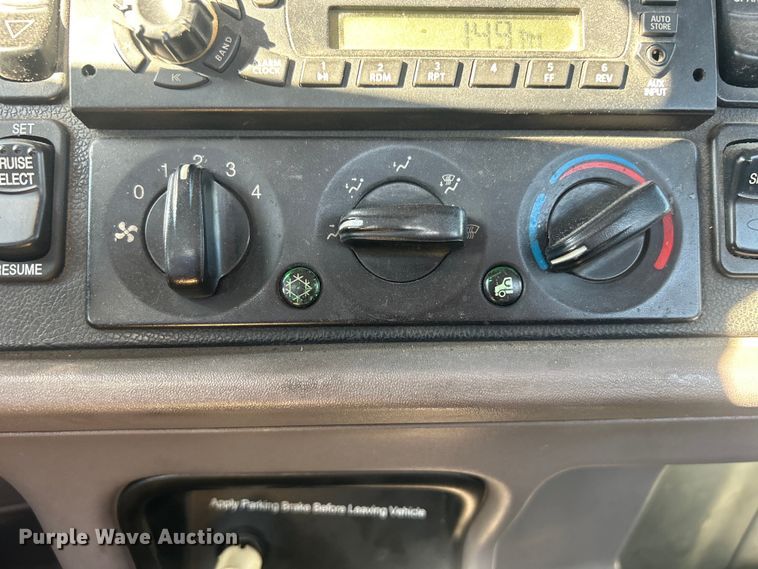 image for item DO6598 2011 Peterbilt  367 truck cab and chassis