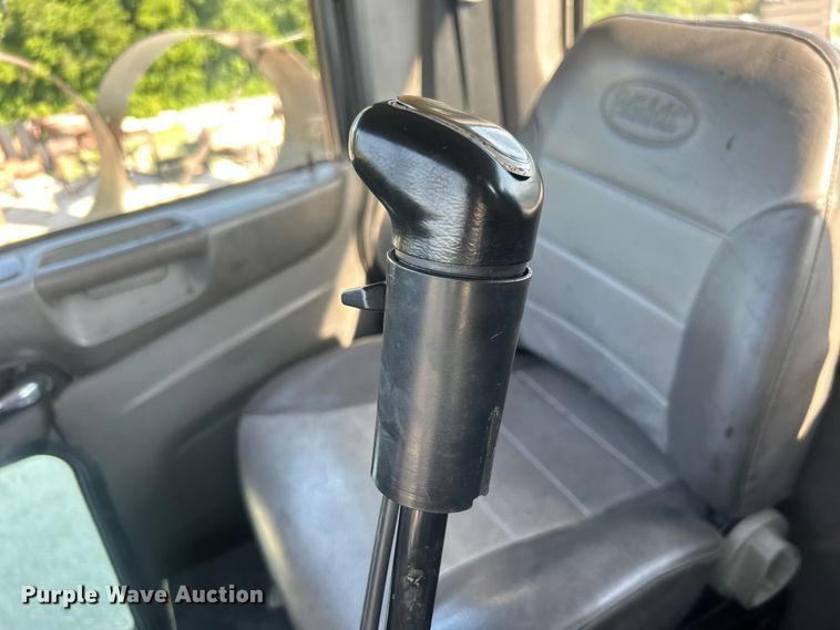 image for item DO6598 2011 Peterbilt  367 truck cab and chassis