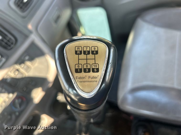 image for item DO6598 2011 Peterbilt  367 truck cab and chassis