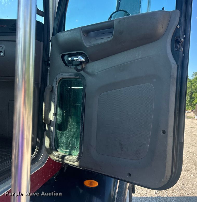 image for item DO6598 2011 Peterbilt  367 truck cab and chassis