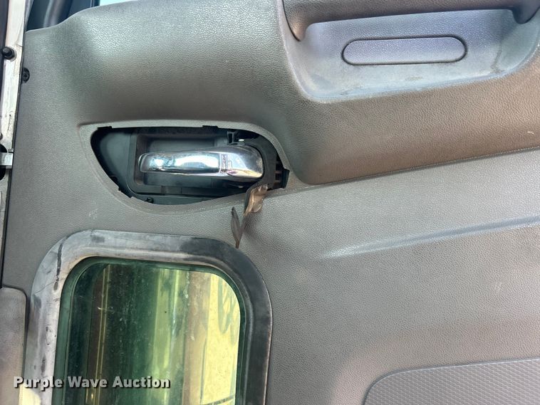 image for item DO6598 2011 Peterbilt  367 truck cab and chassis