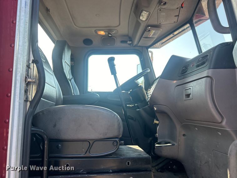 image for item DO6598 2011 Peterbilt  367 truck cab and chassis