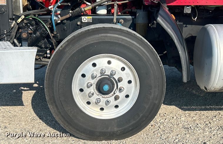 image for item DO6598 2011 Peterbilt  367 truck cab and chassis