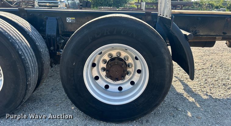 image for item DO6598 2011 Peterbilt  367 truck cab and chassis