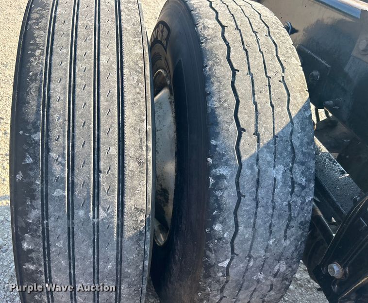 image for item DO6598 2011 Peterbilt  367 truck cab and chassis