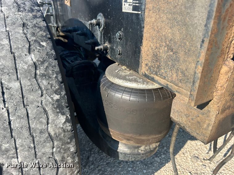 image for item DO6598 2011 Peterbilt  367 truck cab and chassis