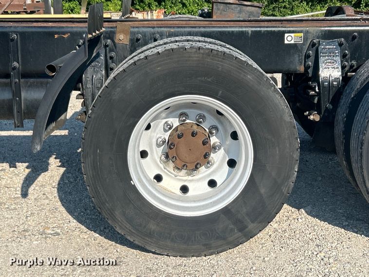 image for item DO6598 2011 Peterbilt  367 truck cab and chassis