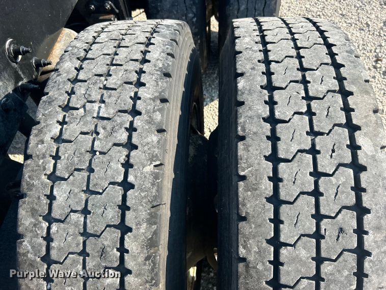 image for item DO6598 2011 Peterbilt  367 truck cab and chassis