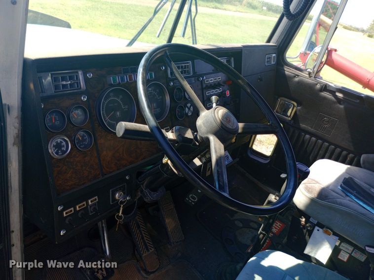 image for item DP1272 1989 Kenworth T660 semi truck