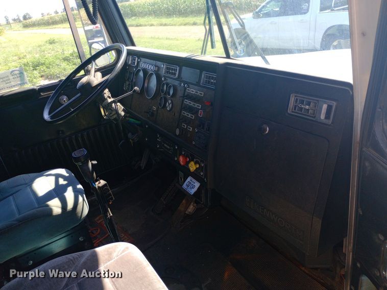 image for item DP1272 1989 Kenworth T660 semi truck