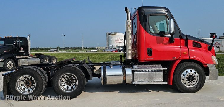 image for item DP6594 2012 Freightliner Cascadia semi truck