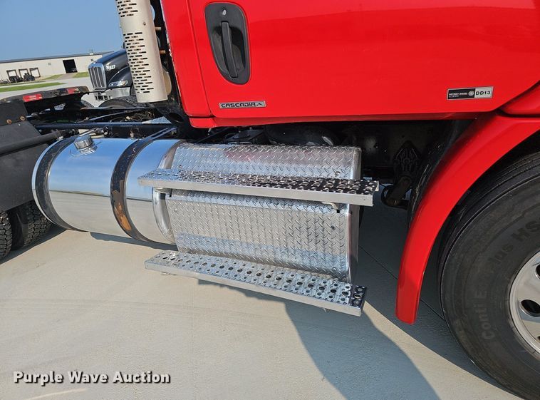 image for item DP6594 2012 Freightliner Cascadia semi truck