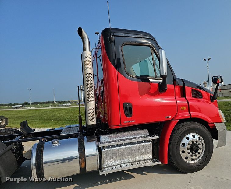 image for item DP6594 2012 Freightliner Cascadia semi truck